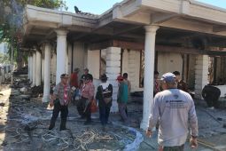 Pramuka Jatim gotong royong bersihkan Grahadi pascaterbakar