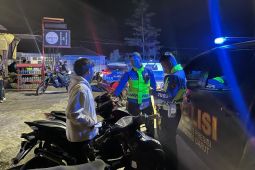 Polisi dan TNI menggelar patroli malam pastikan keamanan terjaga di Garut