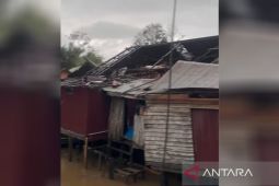 Puluhan rumah warga hancur usai dihantam angin puting beliung di Kapuas