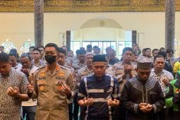 Polda Gorontalo menggelar salat gaib untuk korban demonstrasi