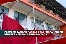 Petugas damkar panjat Stadion Pakansari kibarkan merah putih raksasa