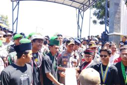 Massa gelar aksi unjuk rasa damai di Polres Lombok Timur