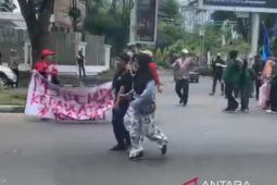 Seorang remaja dijemput emak saat ikut unjuk rasa di Jambi