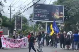Seorang remaja dijemput emak saat ikut unjuk rasa di Jambi