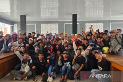 Ribuan masyarakat demo DPRD Sultra minta tunjangan dewan dipotong 50 persen