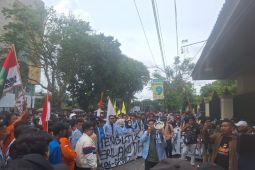 Rombongan mahasiswa aliansi BEM-Sumsel gelar aksi damai di depan Gedung DPRD