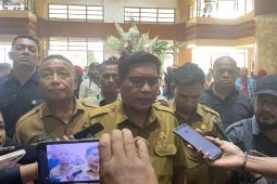 Pemkot Ambon menyalurkan bantuan santunan bagi korban konflik di Hunuth