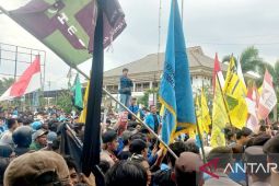 Mahasiswa unjuk rasa paksa masuk ke gedung DPRD Babel