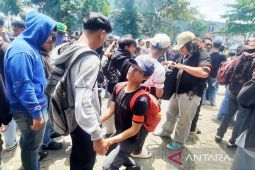Mahasiswa periksa peserta aksi demo di DPRD Kalsel cegah penyusup