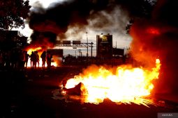 Polisi membubarkan massa aksi unjuk rasa di Gorontalo