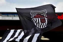 Grimsby Town didenda usai mainkan pemain tak terdaftar lawan MU