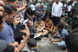 Wali Kota Pematangsiantar temui massa demo, duduk bersama di pelataran DPRD