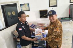 Anggota Komisi VII beri bantuan untuk petugas jembatan timbang