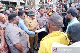 Aliansi mahasiswa serahkan 17 tuntutan saat gelar demo damai di Manokwari