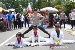 Potret Kapolda Babel bersama peserta karnaval HUT Ke-80 RI