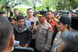 Demonstrasi di Kantor DPPRD, Kapolda Malut temui massa aksi di Sofifi