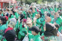Ratusan pengemudi ojol gelar aksi damai dengan bagikan bunga mawar