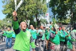 Ratusan ojol pusatkan aksi damai bagi bunga mawar di Monas