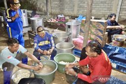 34 personel dapur umum layani kebutuhan logistik pencarian heli hilang di Kalsel