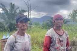 Helikopter angkut 8 orang berasap beberapa meter dan meledak di Gunung Mandin Kalsel