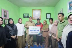 Pemkot Makassar serahkan santunan ke pengemudi Ojol korban pengeroyokan