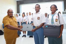 Pemprov Papua Tengah beri 40 laptop anggota Paskibra Kabupaten Nabire