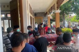 Kerabat: Sachroni sebagai figur pekerja keras dan dermawan
