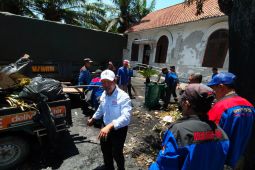 Buruh SPSI dan Gesper kerja bakti bersihkan Grahadi pascakerusuhan