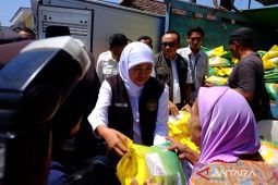 Pemprov Jatim pastikan warga peroleh kebutuhan pokok lewat pasar murah