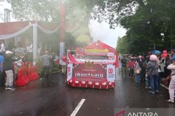 Mobil hias Disperindag Babel dapatkan apresiasi tepuk tangan dari gubernur dan penonton