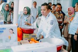 Pemkab Karawang salurkan bantuan usaha kepada ratusan warga tidak mampu