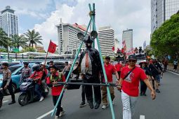 Massa aliansi Gebrak bawa patung tikus berdasi saat aksi di Monas