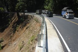 Pembukaan jalan nasional Gunung Gumitir Jember