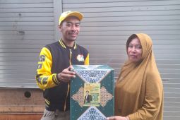 Legislator Golkar Surabaya bagikan sembako ringankan beban rakyat