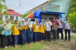 Siswa SMP di Pulau Petak antusias sambut mobil perpusling Disarpustaka Kapuas