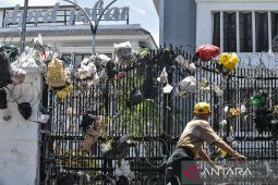 Aksi bungkusan sampah di DPRD Jawa Barat