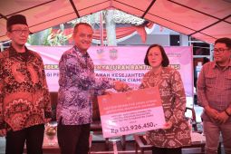 Kemensos menyalurkan alat bantu untuk penyandang disabilitas di Ciamis