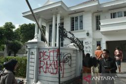Ada empat tersangka penyerangan petugas saat penjarahan rumah Uya Kuya