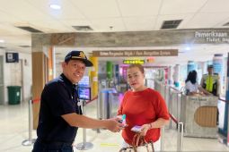 KAI bagikan bingkisan kepada penumpang di Hari Pelanggan  Nasional