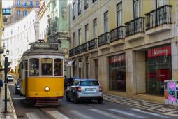 15 orang tewas akibat kecelakaan kereta wisata di Lisbon Portugal