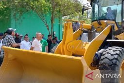 Sigi serahkan dua alat berat untuk tangani sampah TPA Ngatabaru