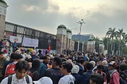 Ratusan mahasiswa lanjutkan unjuk rasa di depan gedung DPR, desak tuntutan 17+8 yang diajukan
