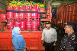 Gubernur Jatim kirim bantuan logistik ke Bawean gunakan KRI Surabaya 591