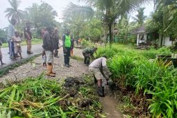 Warga Tipuka gotong-royong bersihkan drainase berantas jentik nyamuk malaria