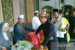 Badan Pengurus Masjid Agung Sungailiat salurkan paket sembako