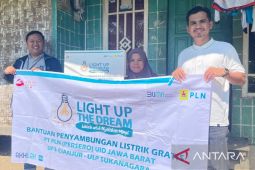 PLN memberikan sambungan listrik gratis bagi warga di Campakamulya