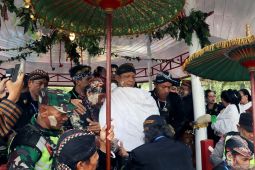 Tradisi siraman gong Kiai Pradah