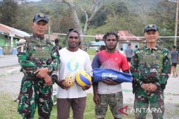 Satgas Yonif 521/DY beri bantuan fasilitas olahraga kepada warga Papeg
