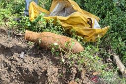 Polisi evakuasi mortir diduga sisa zaman perang di Garut