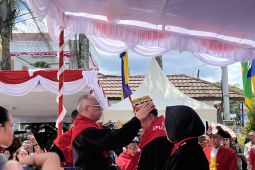 Wali Kota -Wakil Wali Kota Ambon terima gelar adat dari Majelis Latupati